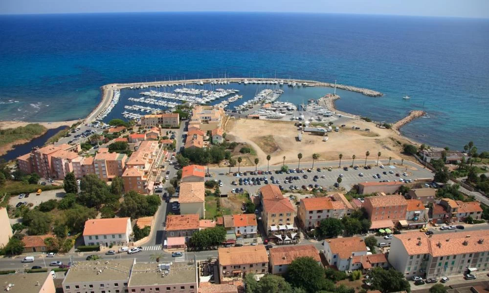 Δήμαρχος στη Κορσική καταργεί την υποχρεωτική χρήση μάσκας